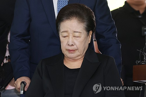 윤석열 정권과 통일교가 연관된 ‘정교유착 국정농단’ 의혹을 받는 한학자 통일교 총재가 지난해 9월 22일 서울중앙지법에서 구속 전 피의자 심문(영장실질심사)을 받기 위해 출석하고 있다. [연합뉴스]