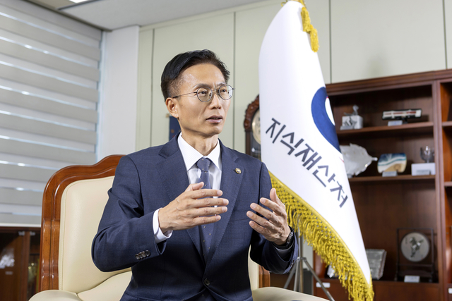 김용선 지식재산처장이 11일 취임 100일 맞아 ‘5대 정책방향’에 대해 설명하고 있다. 지재처 제공.