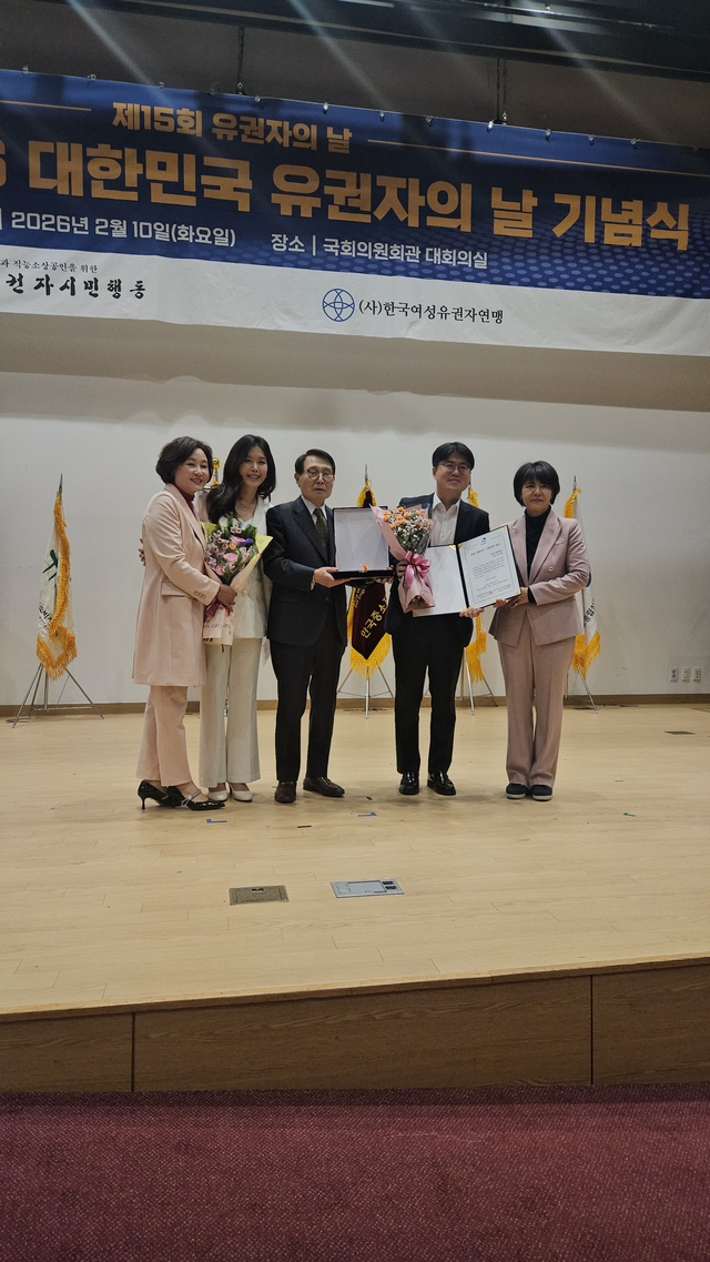 안철수 국민의힘 의원실에서 근무하는 신대경 보좌관이 지난 10일 국회 의원회관에서 열린 ‘2026 대한민국 유권자 대상’ 시상식에서 사회공헌 대상을 받고 있다. 안철수실 제공