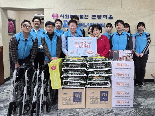 오화경(앞줄 왼쪽에서 세 번째) 저축은행중앙회 회장과 임직원들이 기념촬영을 하고 있다. [저축은행중앙회 제공]