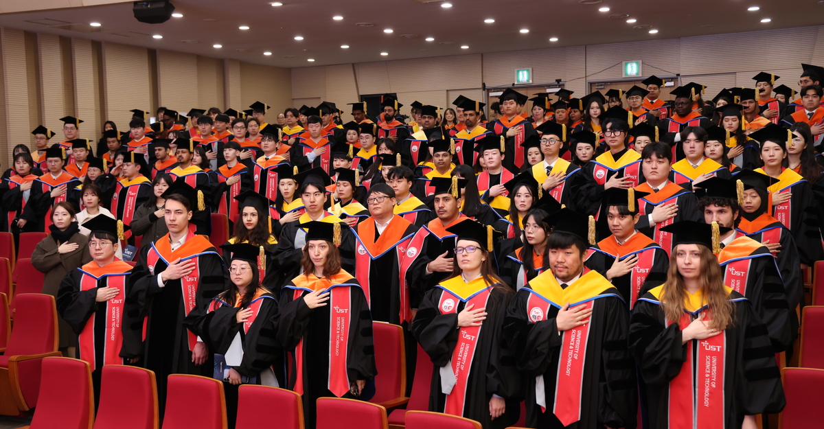 응우옌 UST 박사 졸업생 "과학으로 더 나은 세상 만들겠다" - 뉴스 썸네일 이미지