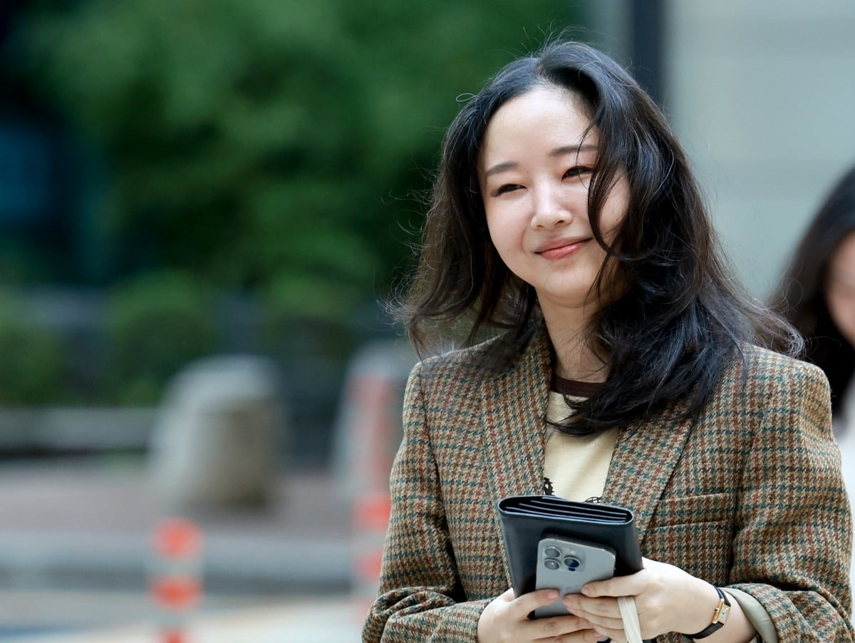 미소 지은 민희진…법원 “중대계약 위반 아냐, 하이브 255억 지급하라”