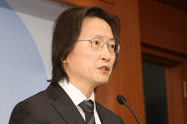 주병기 공정거래위원장이 12일 정부세종청사 공정위 기자실에서 3개 설탕 제조판매 사업자의 담합사건 심의결과를 설명하고 있다.  [연합뉴스]
