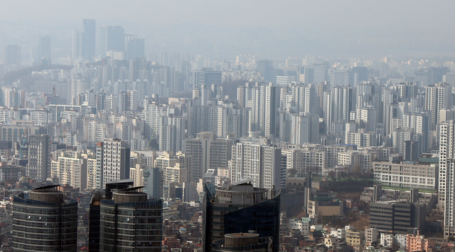 서울 남산에서 바라본 아파트 단지. [연합뉴스 제공]