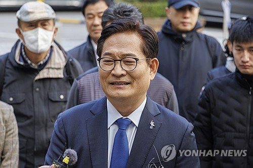 더불어민주당 전당대회 돈봉투 의혹에 개입한 혐의를 받는 소나무당 송영길 대표가 지난 2024년 11월 6일 오후 서울 서초구 서울중앙지법에서 열린 1심 결심 공판에 출석하기 전 취재진 질문에 답하고 있다. [연합뉴스]