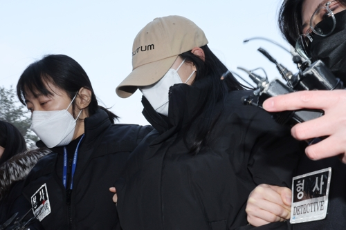 서울 강북구 수유동 모텔에서 남성 2명을 숨지게 한 혐의를 받는 20대 여성 A씨가 12일 서울북부지법에서 영장실질심사를 받기 위해 출석하고 있다. [연합뉴스]