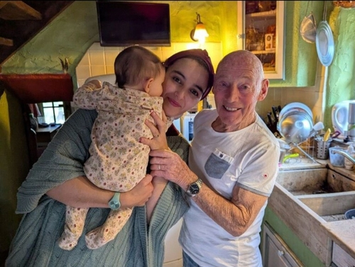 6개월 된 딸 안고 있는 피에르-아이샤 부부. [엑스(X·옛 트위터) 캡처]