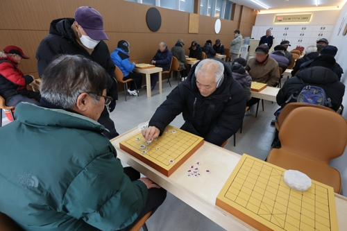 지난 9일 서울 종로구 ‘탑골 어르신 문화 놀이터’를 찾은 어르신들이 장기·바둑 등으로 대국을 펼치고 있다. [연합뉴스]