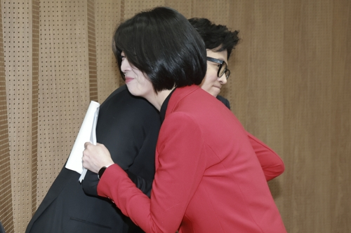 국민의힘 배현진 의원이 13일 국회 소통관에서 당 중앙윤리위원회가 배 의원에 대해 당원권 정지 1년 처분을 내린 것과 관련해 기자회견을 마친 후 한동훈 전 대표와 인사하고 있다. [연합뉴스]