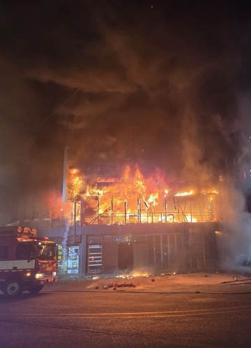 경기 시흥 오이도 음식문화거리 상가건물에서 발샣나 화재 현장. [경기도소방재난본부 제공]