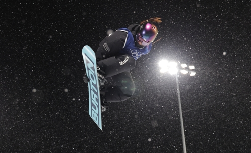 12일(현지시간) 이탈리아 리비뇨 스노파크에서 열린 2026 밀라노·코르티나담페초 동계 올림픽 스키 스노보드 여자 하프파이프 결선에서 90.25점을 획득해 금메달을 획득한 한국 최가온이 연기를 선보이고 있다. [리비뇨=연합뉴스]