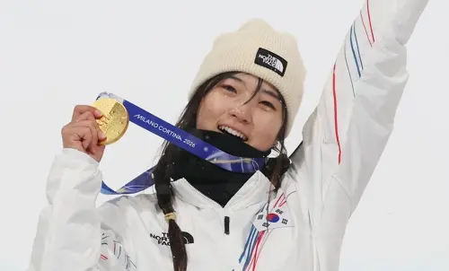 12일(현지시간) 이탈리아 리비뇨 스노파크에서 열린 2026 밀라노·코르티나담페초 동계 올림픽 스키 스노보드 여자 하프파이프 결선에서 90.25점을 획득해 금메달을 획득한 한국 최가온이 금메달을 목에 건 뒤 기뻐하고 있다. [리비뇨=연합뉴스]