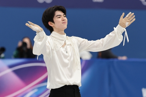 13일(현지시간) 이탈리아 밀라노 아이스스케이팅 아레나에서 열린 2026 밀라노ㆍ코르티나담페초 동계올림픽 남자 싱글 프리 스케이팅에 출전한 차준환이 연기를 마친 뒤 관중에 인사하고 있다. [밀라노=연합뉴스]