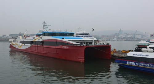 설 명절연휴를 앞둔 13일 인천 중구 인천항 연안여객터미널에 서해상의 짙은 안개로 백령도 행 여객선이 운항 통제되고 있다. [인천=연합뉴스]