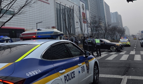 경기 수원시 권선구 권선동 수원시청 앞 도로에서 만취한 20대 여성이 몰던 승용차가 역주행하다가 길건너던 보행자 친 현장. [독자 제공=연합뉴스]