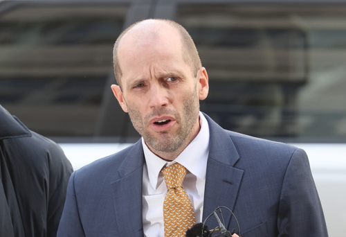 해롤드 로저스 쿠팡 한국 임시대표가 지난 6일 국회 ‘쿠팡 사태 연석 청문회’에서 허위 증언을 한 혐의(국회증언감정법상 위증) 관련 조사를 받기 위해 서울 마포구 서울경찰청 반부패수사대에 출석하고 있다. [연합뉴스]