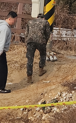 경기도 화성 궁평항 부근서 발견된 포탄. [독자 제공=연합뉴스]