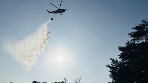 강릉시 소방 당국 헬기가 15일 주문진 산불 현장에서 진화 작업을 하고 있다. [강원도 제공]