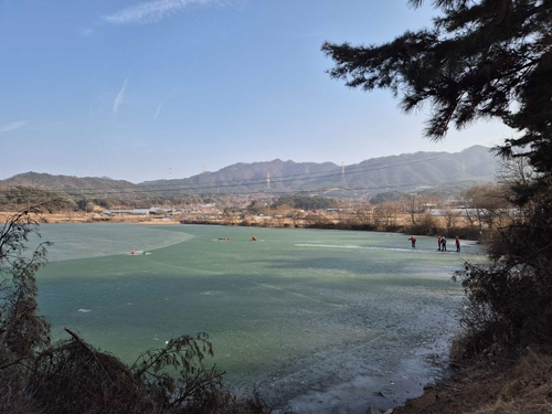 홍천 유치저수지 60대 구조  [강원특별자치도소방본부 제공]