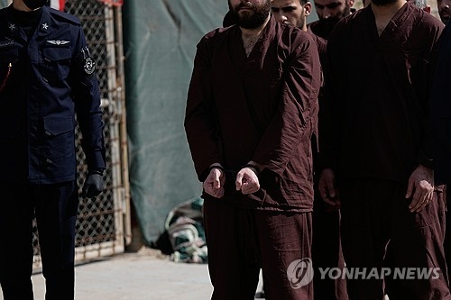 이란으로 이송 중인 IS 조직원. [AP=연합뉴스]