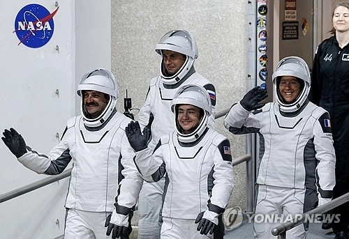 크루-12 임무를 위해 ISS에 도착한 4명의 우주비행사 모습.