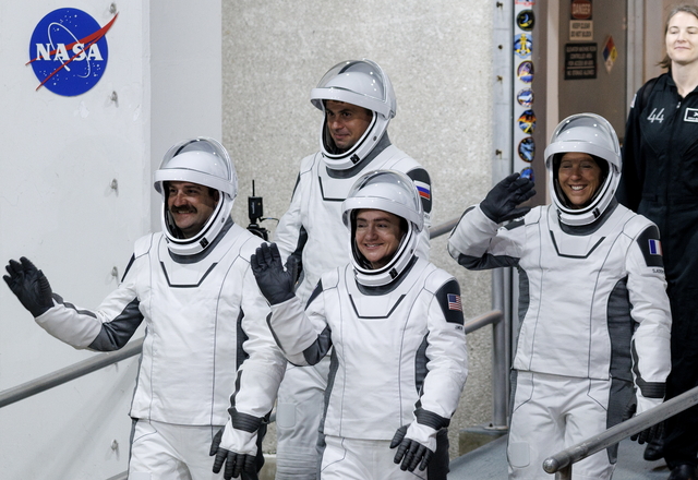 국제우주정거장으로 향할 스페이스X 우주선에 탑승 중인 우주비행사들. [EPA 연합뉴스]