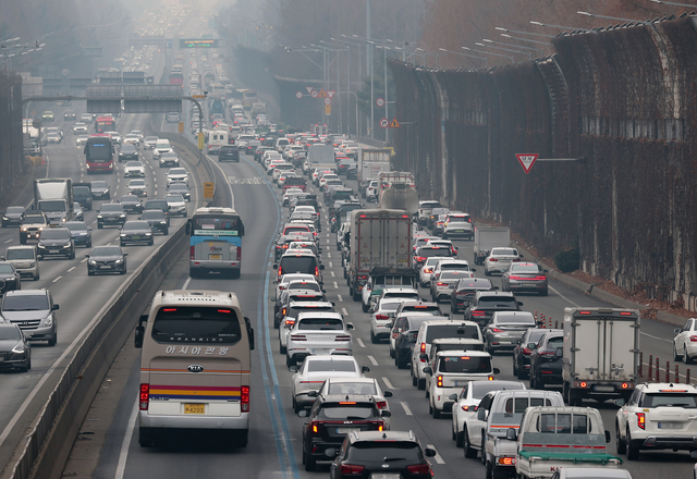 귀성차량으로 정체된 경부고속도로 잠원IC 인근. [연합뉴스]