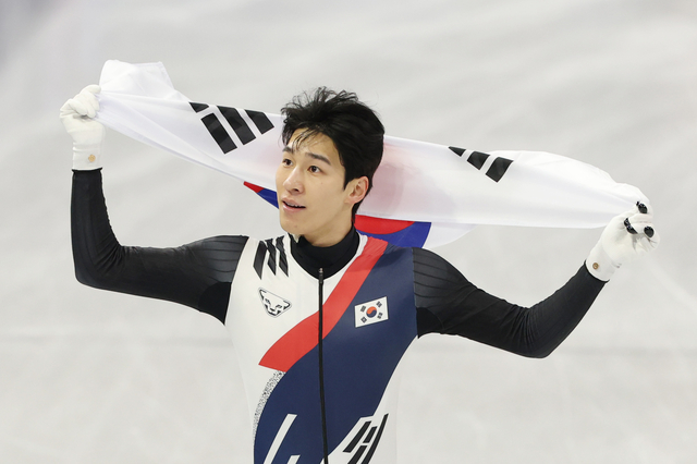 14일(현지시간) 이탈리아 밀라노 아이스스케이팅 아레나에서 열린 2026 밀라노-코르티나담페초 동계올림픽 쇼트트랙 남자 1500m 결승에서 은메달을 따낸 황대헌이 기뻐하고 있다.  [연합뉴스]