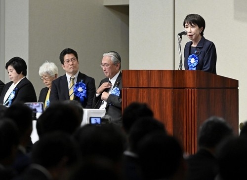 지난해 11월 도쿄에서 열린 일본인 납북 피해자 조기 귀국을 요구하는 국민대집회에 참석한 다카이치 사나에 일본 총리. 연합뉴스