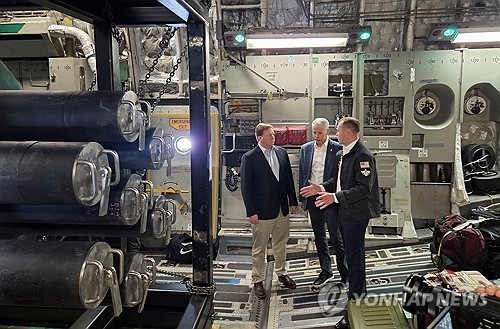 15일 초소형 원자로 이송하는 美 수송기. 로이터=연합뉴스