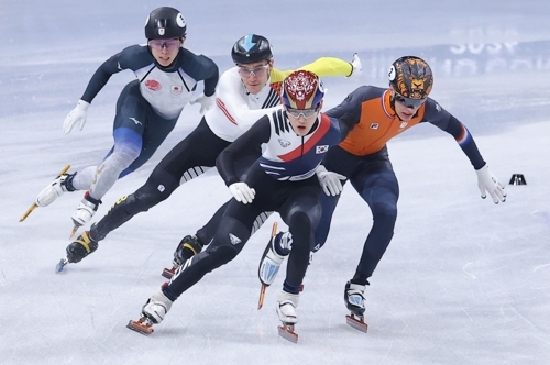 16일(현지시간) 이탈리아 밀라노 아이스스케이팅 아레나에서 열린 2026 밀라노-코르티나담페초 동계올림픽 쇼트트랙 남자 5000m 계주 준결승에서 한국 마지막 주자 임종언이 결승선을 1등으로 통과하고 있다. 연합뉴스