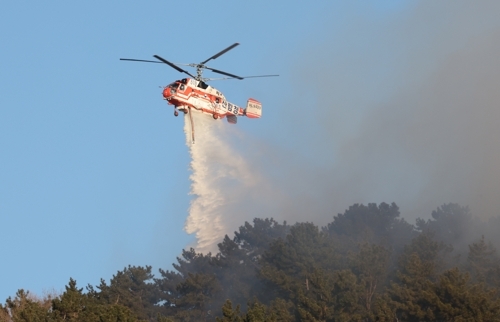 산불 진화 헬기가 불을 끄고 있다. 연합뉴스