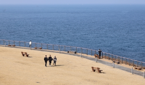 설 연휴인 둘째날인 15일 제주시 용담동 해안도로에서 관광객들이 맑은 날씨 속에 바다를 보며 여유롭게 산책하고 있다. 연합뉴스