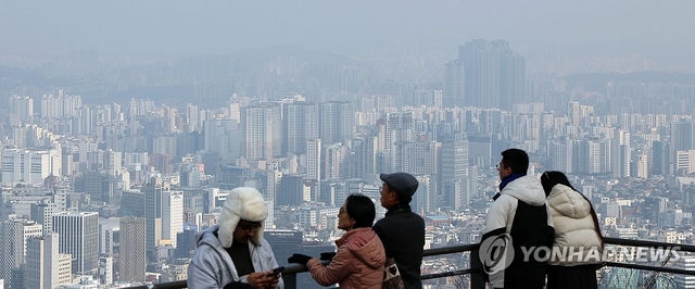 ‘다주택자 양도소득세 중과’ 조치가 오는 5월 9일부터 재시행된다. 다주택자가 보유한 조정대상지역 주택 양도차익에는 최고 75%(지방세 포함 82.5%)의 세율이 적용된다. 사진은 서울 남산에서 바라본 아파트 단지 일대. 연합뉴스