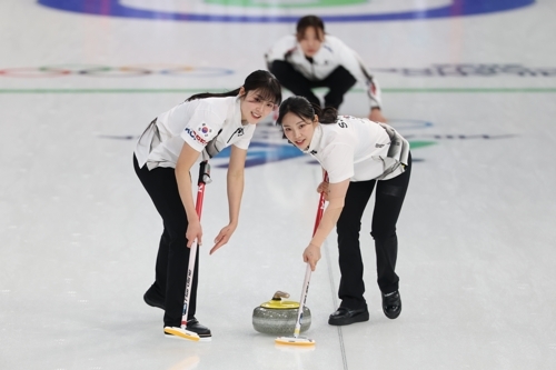 한국 컬링 대표님이 15일(현지시간) 이탈리아 코르티나담페초 컬링 올림픽 스타디움에서 열린 2026 밀라노·코르티나담페초 동계올림픽 컬링 여자 라운드로빈 한국과 일본의 경기에서 밝은 표정으로 스위핑하고 있다. 연합뉴스