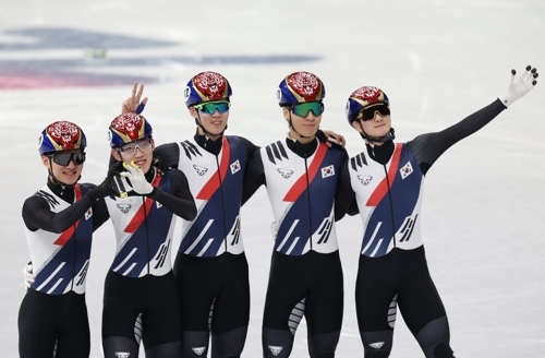 2026 밀라노-코르티나담페초 동계올림픽 개막을 이틀 앞둔지난 4일(현지시간) 밀라노 아이스스케이팅 아레나에서 훈련을 마친 한국 남자 쇼트트랙 선수들이 기념사진을 찍고 있다. 왼쪽부터 이정민, 임종언, 이준서, 황대헌, 신동민. 연합뉴스