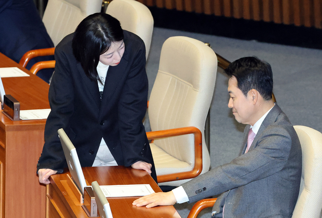 국민의힘 장동혁(오른쪽) 당대표가 지난 2월 9일 국회에서 열린 2월 임시국회 본회의 도중 배현진 당시(왼쪽) 서울시당위원장이 자신의 발언에 대한 징계 강행에 항의하자 묵묵부답하는 모습을 보이고 있다. 배현진 의원은 같은 달 13일 당 중앙윤리위의 당원권 1년 정지 중징계로 시당위원장직을 박탈당했다.[연합뉴스 사진]