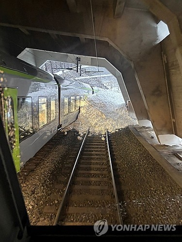 스위스 발레주에서 눈사태로 탈선한 열차. 발레주 경찰 제공=로이터 연합뉴스
