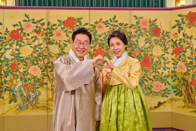 이재명 대통령과 김혜경 여사가 한복차림으로 국민에게 새해 인사를 전하고 있다. 연합뉴스