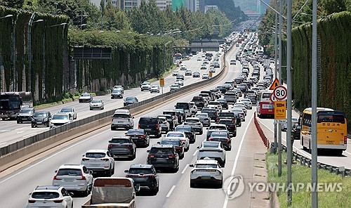 정체 빚는 고속도로.  연합뉴스
