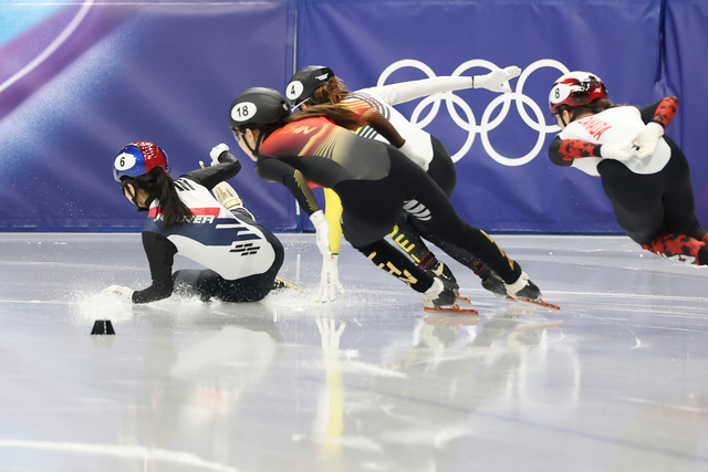 16일(현지시간) 이탈리아 밀라노 아이스스케이팅 아레나에서 열린 2026 밀라노-코르티나담페초 동계올림픽 쇼트트랙 여자 1000m 준결승.  김길리가 경기 도중 넘어지고 있다. 김길리는 상대선수 반칙으로 어드밴티지 받아 결승행.  연합뉴스