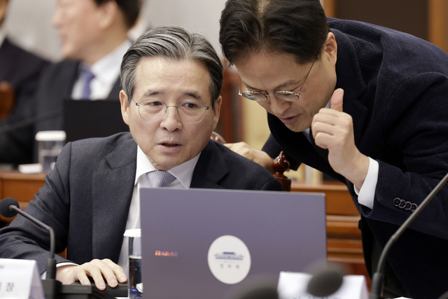 김용범 청와대 정책실장(왼쪽). 연합뉴스