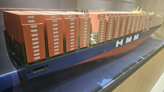 서울 여의도 본사에 있는 HMM 보유 컨테이너선 모형.
