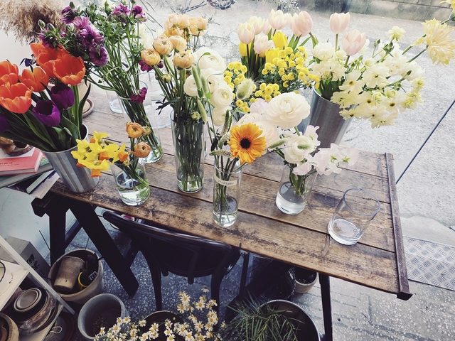 서울의 한 카페에 판매용 꽃이 진열돼 있다. 사진= 김수연기자newsnews@
