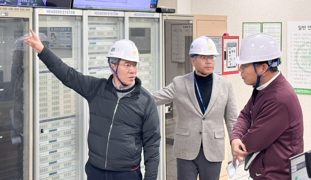 박서홍(왼쪽) 농협중앙회 부회장이 13일 경기 안성농식품물류센터를 방문한 현장 상황을 살펴보고 있다. [농협중앙회 제공]