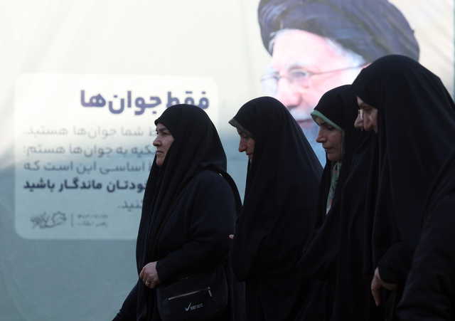 히잡을 쓴 이란 여성들이 지난달 반정부 시위에서 사망한 사람들을 위한 추모식에 참석하기 위해 걸어가고 있습니다. EPA 연합뉴스
