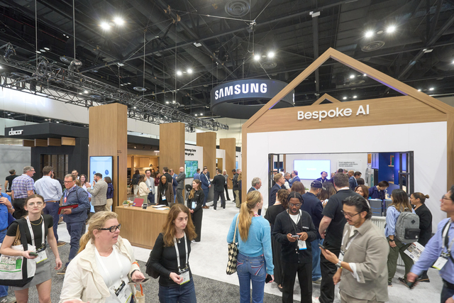 미국 플로리다주 올랜도에서 이달 17~19일(현지시간) 열리는 북미 최대 주방·욕실 전시회 ‘KBIS 2026’ 삼성전자 부스에서 관람객들이 비스포크 AI 가전과 데이코 라인업을 구경하고 있다. 삼성전자 제공