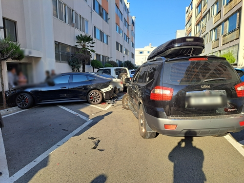 아파트 주차장서 차량 7대 연쇄 충돌 [부산 영도경찰서 제공]