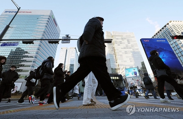 직장인들이 출근을 하고 있다. [연합뉴스]