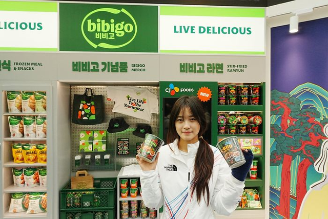 밀라노·코르티나 동계올림픽‘ 노보드 여자 하프파이프 금메달리스트 최가온이 지난 15일 자신의 SNS에 후원사인 CJ제일제당의 제품을 들어 보이는 사진을 찍어 올렸다. 기업들의 기대와 달리 선수 개인이 SNS에 후원 사실을 알린 것 외에는 뚜렷한 홍보 효과가 나타나지 않고 있다. [CJ 제공]